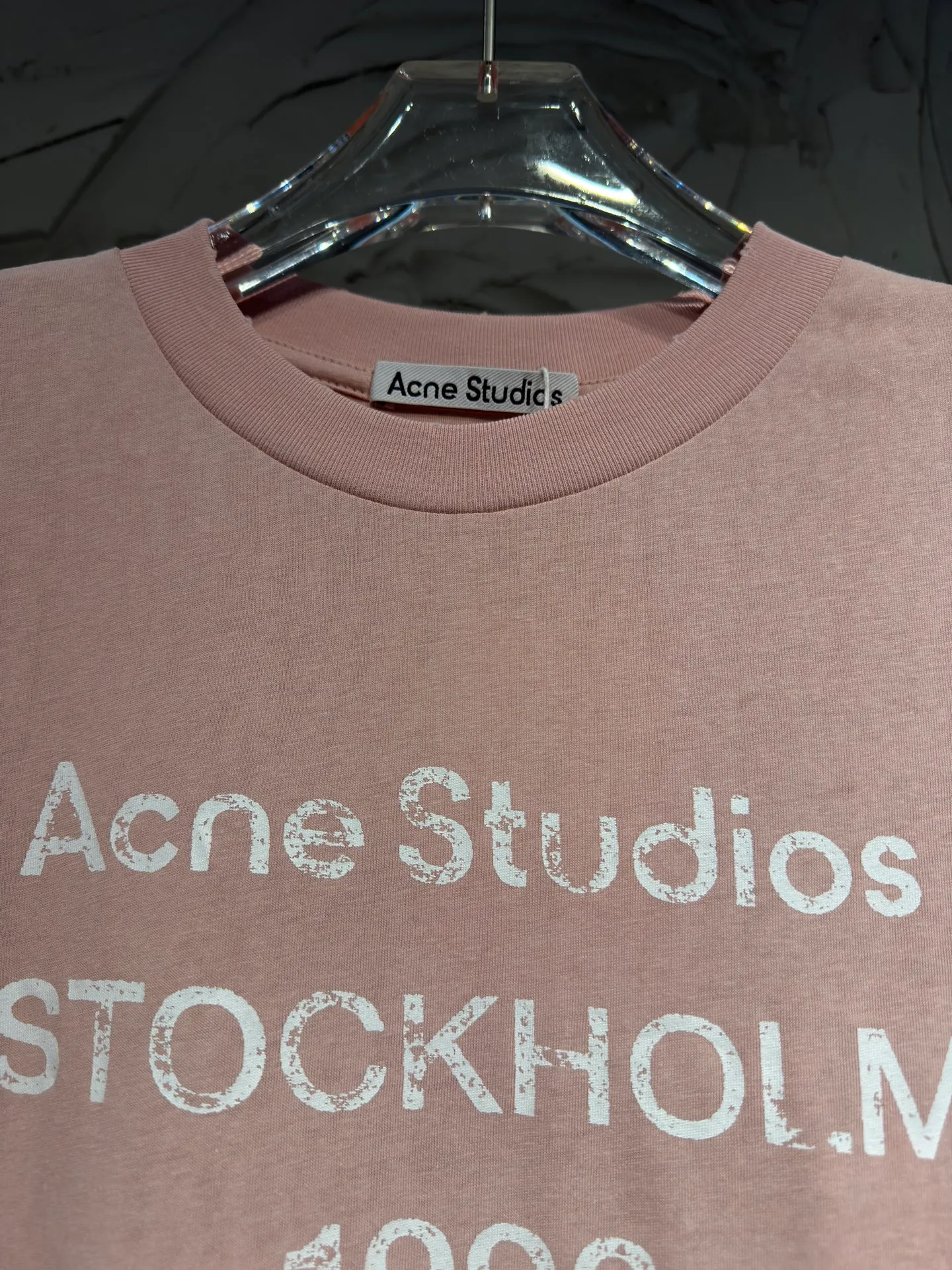The highest version of Acne Studios long-sleeved Series distressed, dirty and mud-dyed long-sleeved T-shirts. The long-sleeved T-shirts with stir-fried colors and distressed edges are not picky. The snowflake cotton fabric feels soft and smooth and is not easy to wash. The fabric has been processed so it is sturdier than the quality ones in the counter. It can be used as sun protection clothing in summer. The same fabric as the original one is relatively thin. The feel and count are in place. The fried yellowing effect is cool. The printing effect is also in place. Details are online for comparison. 1 color four sizes #long sleeve t-shirt # #acne Color: White, Black, Light Blue, Light Pink, Purple Size: S M LXL